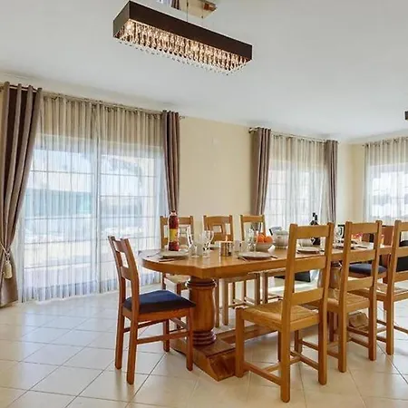 Mikael - Free Wi-fi - Aircon - Private Pool By Bedzy *