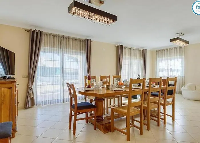 Mikael - Free Wi-fi - Aircon - Private Pool By Bedzy *