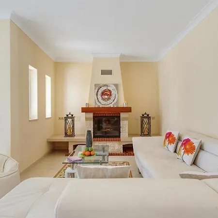 Mikael - Free Wi-fi - Aircon - Private Pool By Bedzy *