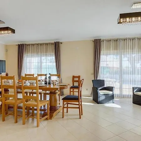Vila Mikael - Free Wi-fi - Aircon - Private Pool By Bedzy